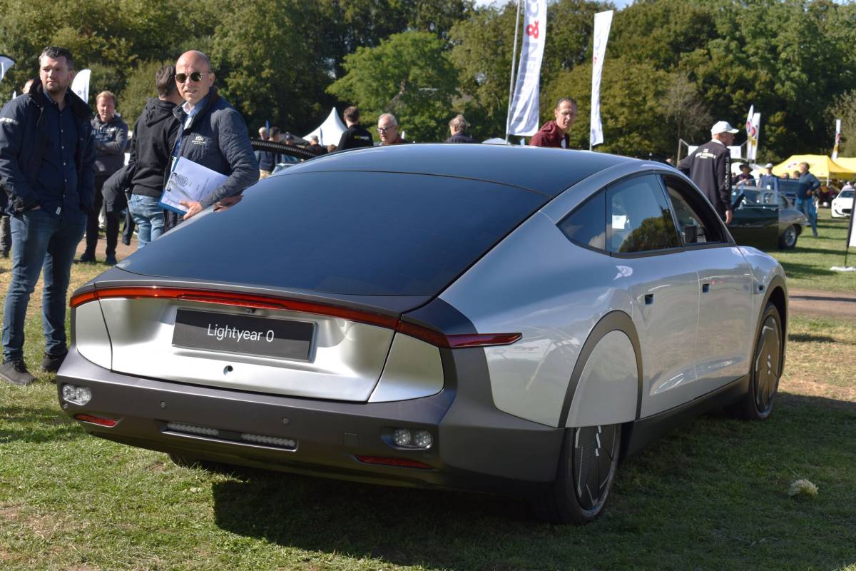 Automobil koji se puni samo suncem – budućnost vožnje bez utičnice
