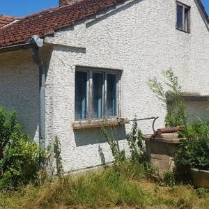 Kuća na selu sa imanjem