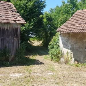 Kuća na selu sa imanjem
