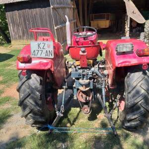 Traktor Universal 445