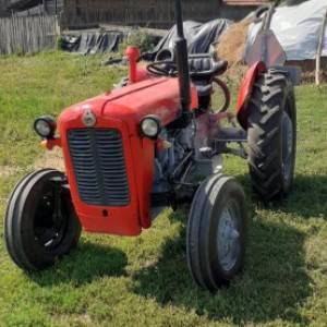 Prodajem traktor 533