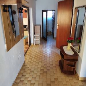 prodaje se kuća, potrebna adaptacija. Mogućnost prenamjene oranice