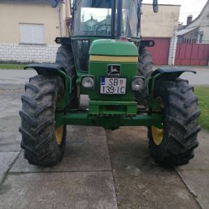 John Deere 2140