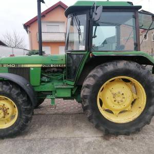 John Deere 2140