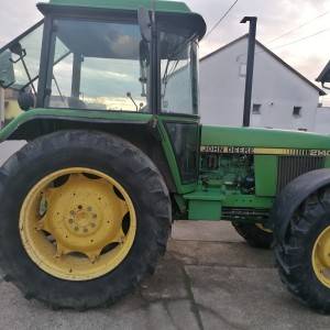 John Deere 2140