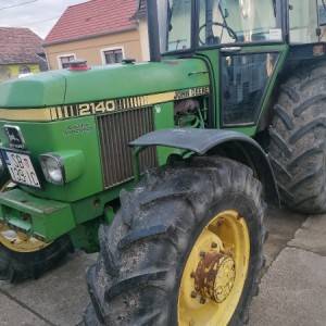 John Deere 2140