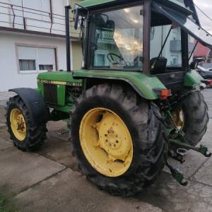 John Deere 2140