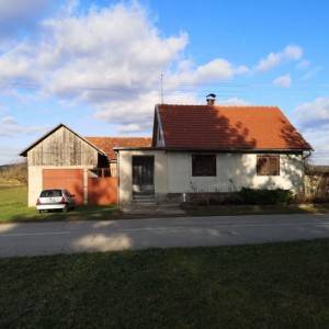 Kuća + veliko zemljište sa potokom Oštarije-Josipdol