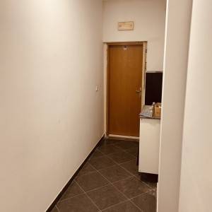 Iznajmljujem stambeni obijekt 220k2 -40 kreveta 095-865-8081