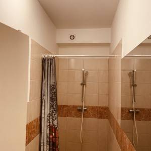 Iznajmljujem stambeni obijekt 220k2 -40 kreveta 095-865-8081