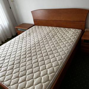 Bračni krevet+podnica i madrac; dimenzija 160cm x 200cm
