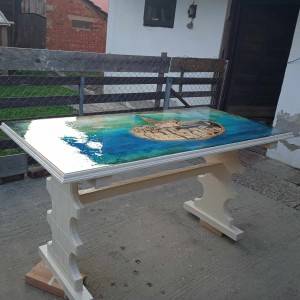 Dekorativni masivni stol