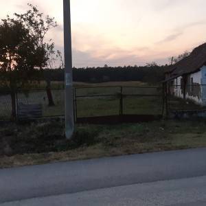 Prodajem staru nekretninu sa 1 jutro zemlje Drenovci Stanovi 34