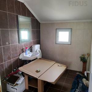 Vikendica s velikom okućnicom - Zmajevac