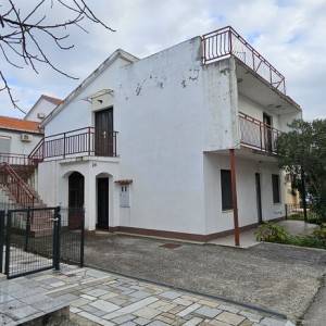ZADAR, PETRČANE - Prostrana obiteljska kuća za adaptaciju