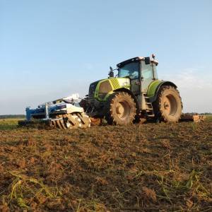 Prodajem traktor Claas axion 820