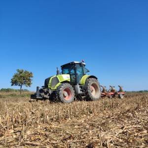 Prodajem traktor Claas axion 820