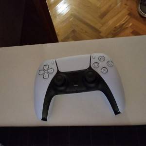 PS5 i DUALSENSE controller- nov - jedva korišten