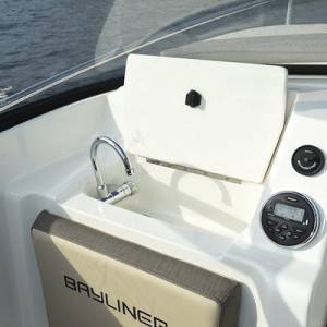 BAYLINER VR5OCU CUDDY NOVI GLISER SA KABINOM SA LAGERA BEZ MOTORA