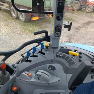TRAKTOR NEW HOLLAND