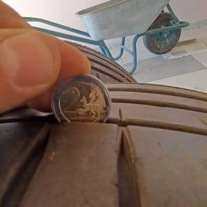 PRODAJEM 2 AUTO GUME