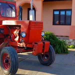 Prodajem traktor BELARUS T40, crveni