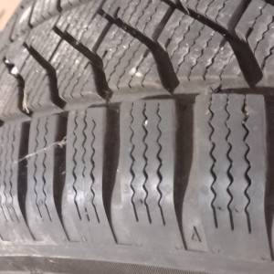 Prodajem felge sa novim gumama 225/50 r17 felge su u jako dobrom stanju nigdje lupane nigdje ostcene