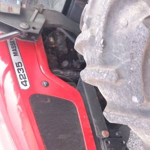 Traktor Massey Ferguson 4235