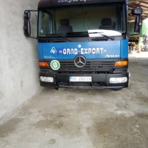 Kamion Mercedes s kranom 1223