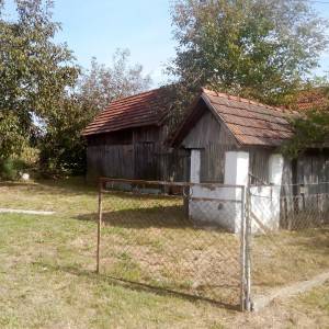 Kuća s gospodarskim objektima i okućnicom, ukupne površine 5750m2