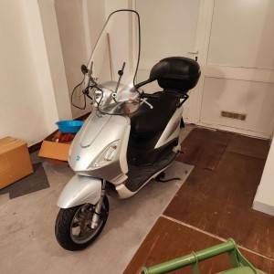 Prodajem Skuter Piaggio Fly 100 1.100 Eura