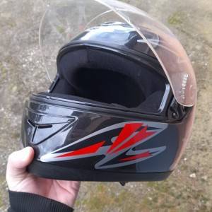 Kaciga za motor sa pripadajućom kutijom.