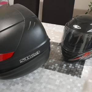 Kaciga za motor sa pripadajućom kutijom.