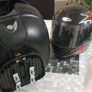 Kaciga za motor sa pripadajućom kutijom.