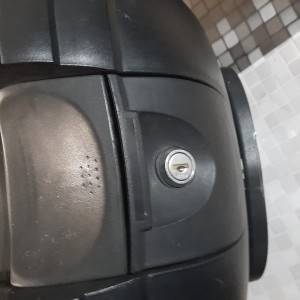 Kaciga za motor sa pripadajućom kutijom.