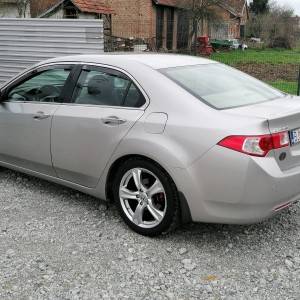 Prodajem automobil