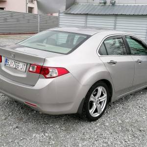 Prodajem automobil