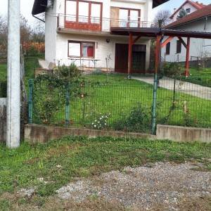 OBITELJSKA kuća u neposrednoj blizini grada Zagreba