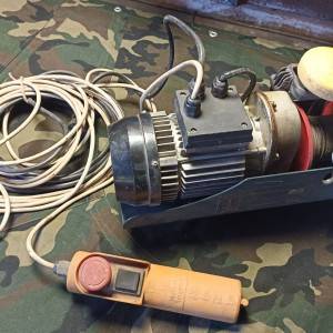 Prodajem električnu dizalicu Einhell SHZ 300-2