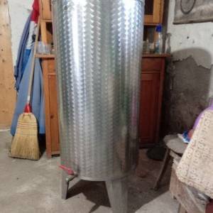 Prodajem metalnu bačvu od inoxa, 200 litara