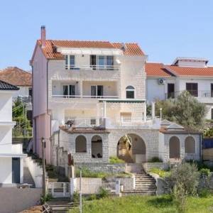 Iznajmljujem apartman prvi red od mora