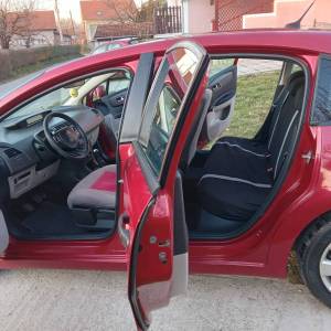 Prodaje se uscuvani Citroen C4 crveni meralik, samo 88000 km