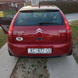 Prodaje se uscuvani Citroen C4 crveni meralik, samo 88000 km