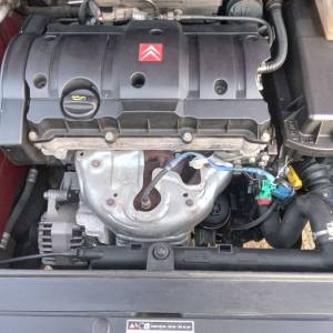 Prodaje se uscuvani Citroen C4 crveni meralik, samo 88000 km