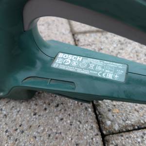Bosch EasyHedgeCut 18-45 aku škare za živicu, punjač i baterija