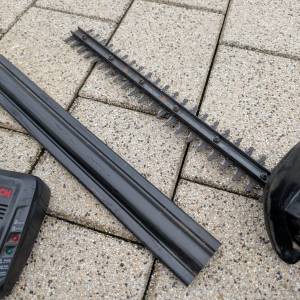 Bosch EasyHedgeCut 18-45 aku škare za živicu, punjač i baterija