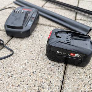 Bosch EasyHedgeCut 18-45 aku škare za živicu, punjač i baterija