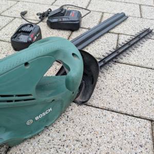 Bosch EasyHedgeCut 18-45 aku škare za živicu, punjač i baterija