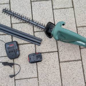 Bosch EasyHedgeCut 18-45 aku škare za živicu, punjač i baterija