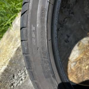 Gume ljetne Bridgestone 225/40/R19 2 kom.
